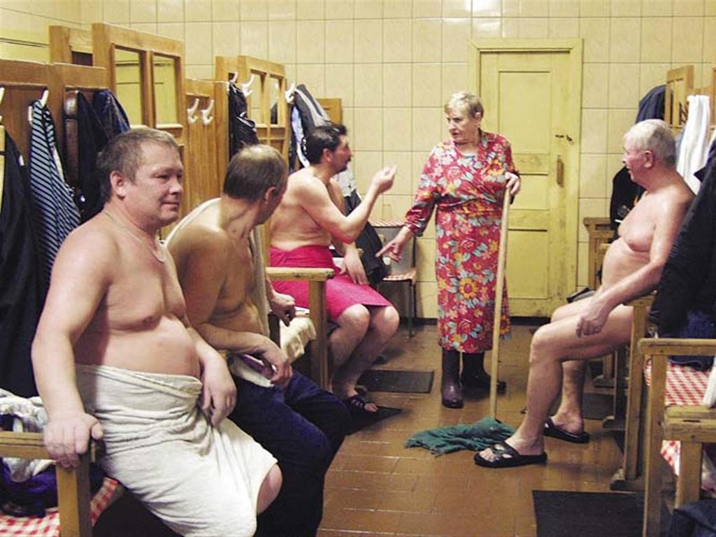 Подсматривают в раздевалке бани за взрослыми женщинами